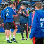 Luis Enrique habla con los rojiblancos Rodrigo y Saúl, mientras Jordi Alba mira, antes del comienzo del partido ante Bosnia en Las Palmas / Foto: Efe