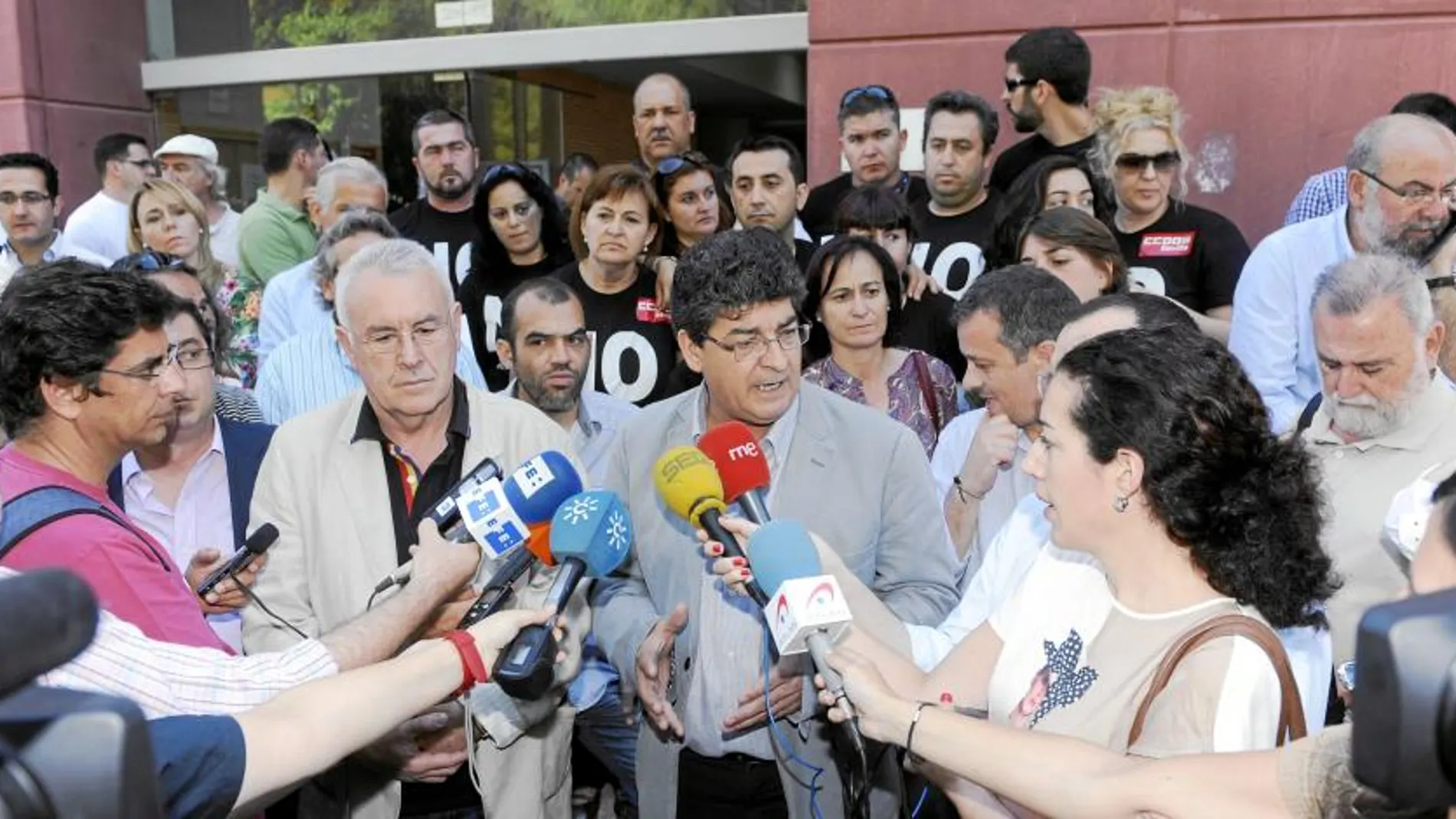 Diego Valderas junto a Cayo Lara y otros dirigentes de IU, ayer en un acto en Sevilla