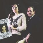 La familia, desolada. Juan –el padre de Iván Durán– y su hermana Yudith, con el cartel de alerta por la desaparición del joven