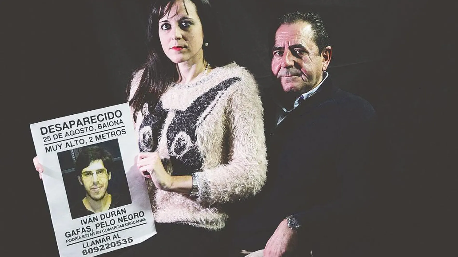 La familia, desolada. Juan –el padre de Iván Durán– y su hermana Yudith, con el cartel de alerta por la desaparición del joven