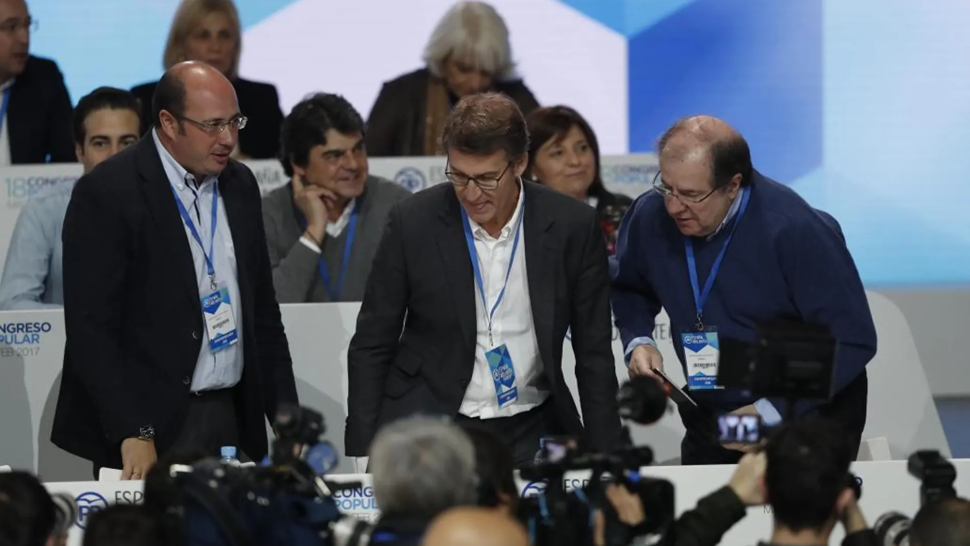 Pedro Antonio Sánchez (i), Nuñez Feijóo (c) y Juan Vte. Herrera (d) momentos antes de la clausura del Congreso