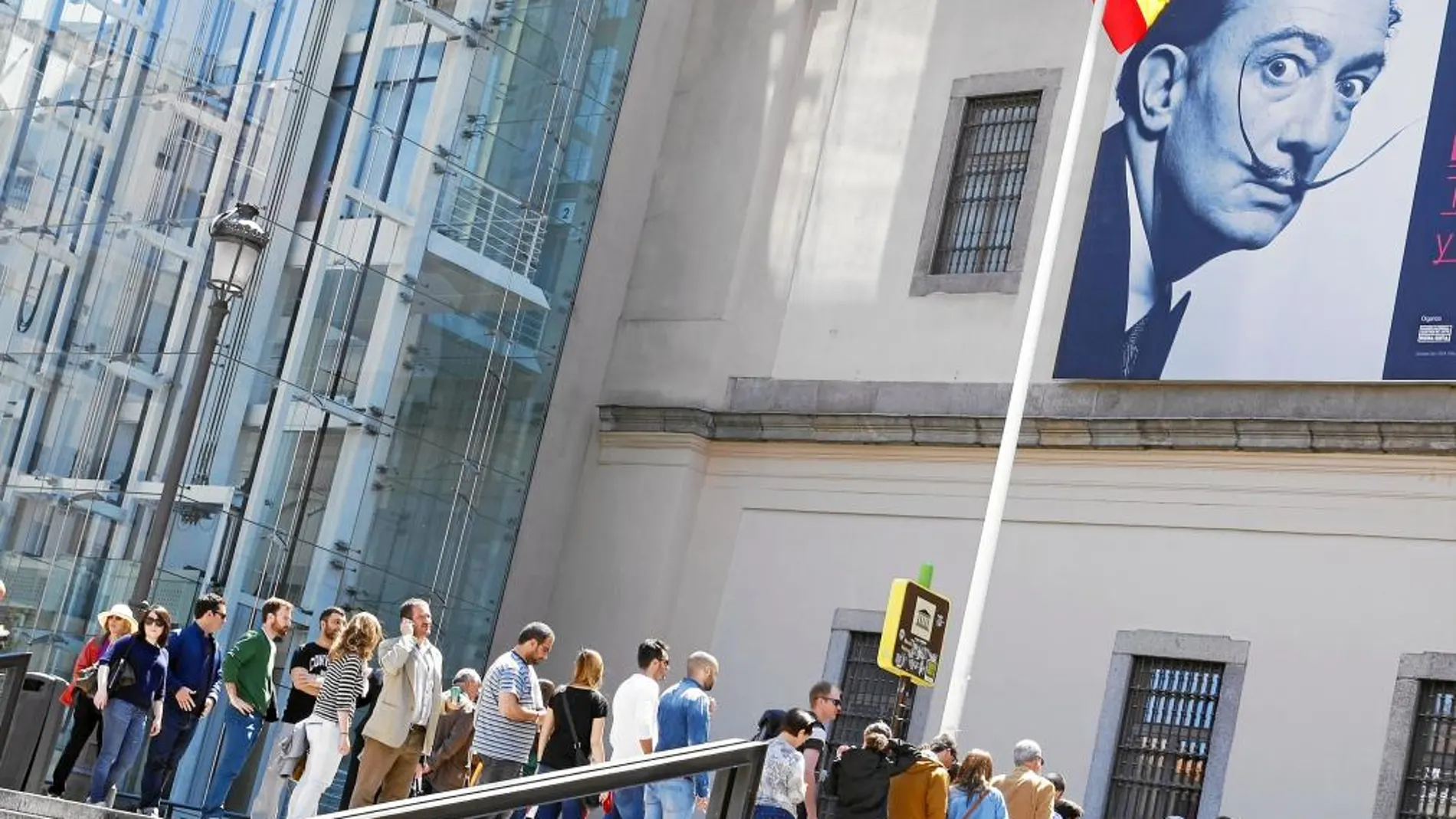 Una verdadera fiesta se vive estos días en las afueras del Museo Reina Sofía con la exposición de Dalí. El sector hostelero es uno de los grandes beneficiados con la llegada masiva de turistas