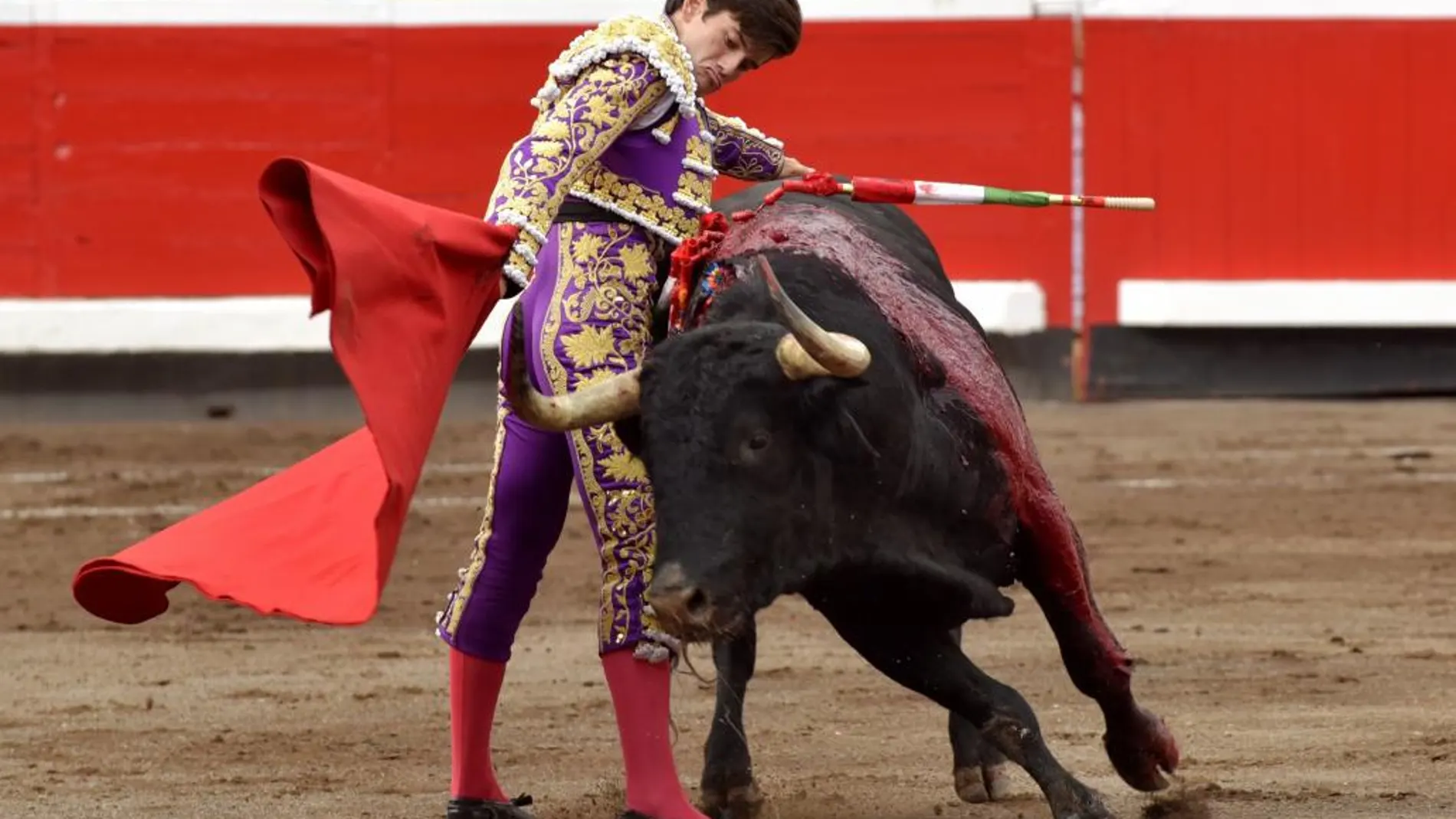 El diestro José Manuel Garrido da un pase a su primer toro en la séptima corrida de abono de la Aste Nagusia de Bilbao