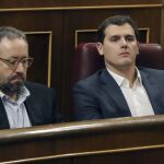 El líder de Ciudadanos, Albert Rivera (d), y el portavoz Juan Carlos Girauta (i), durante el Pleno del Congreso de los Diputados celebrado esta tarde