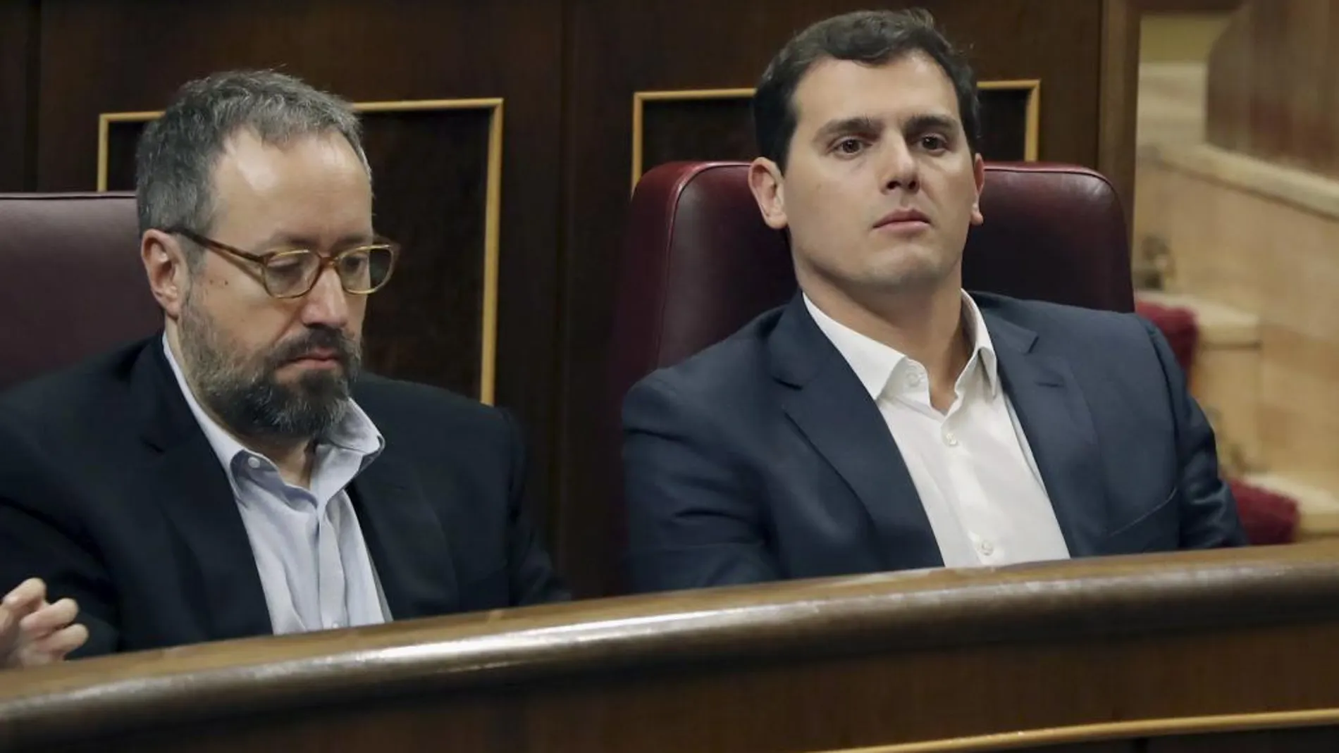 El líder de Ciudadanos, Albert Rivera (d), y el portavoz Juan Carlos Girauta (i), durante el Pleno del Congreso de los Diputados celebrado esta tarde