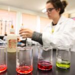 Una adolescente en el laboratorio de ciencias de su colegio / C. Pastrano