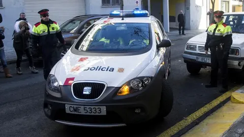 Un vehículo de los Mossos d'Esquadra traslada al padre de Nadia, Fernando Blanco, al juzgado de La Seu d'Urgell.