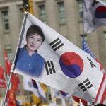 Bandera nacional con la foto de Park Geun Hye