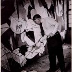 Pablo Picasso trabajando en El Guernica / Foto: La Razón