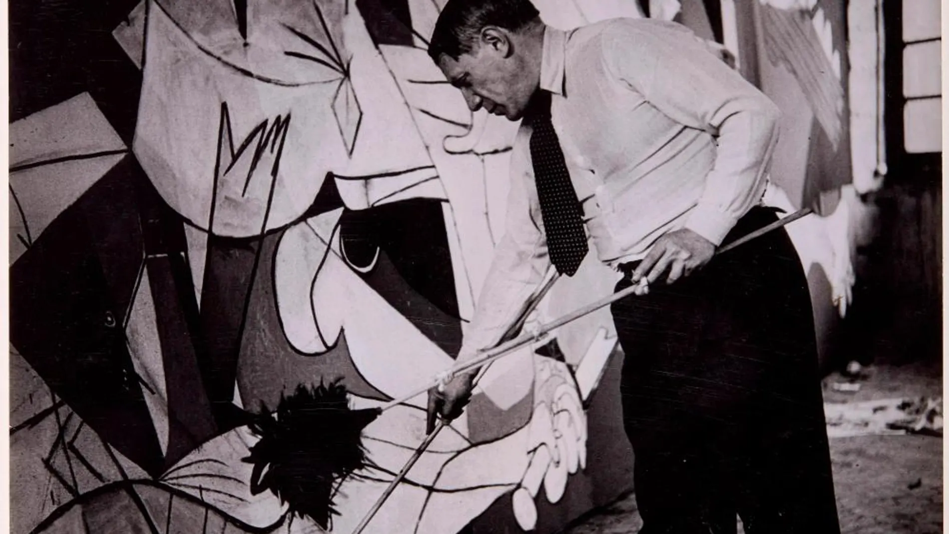 Pablo Picasso trabajando en El Guernica / Foto: La Razón