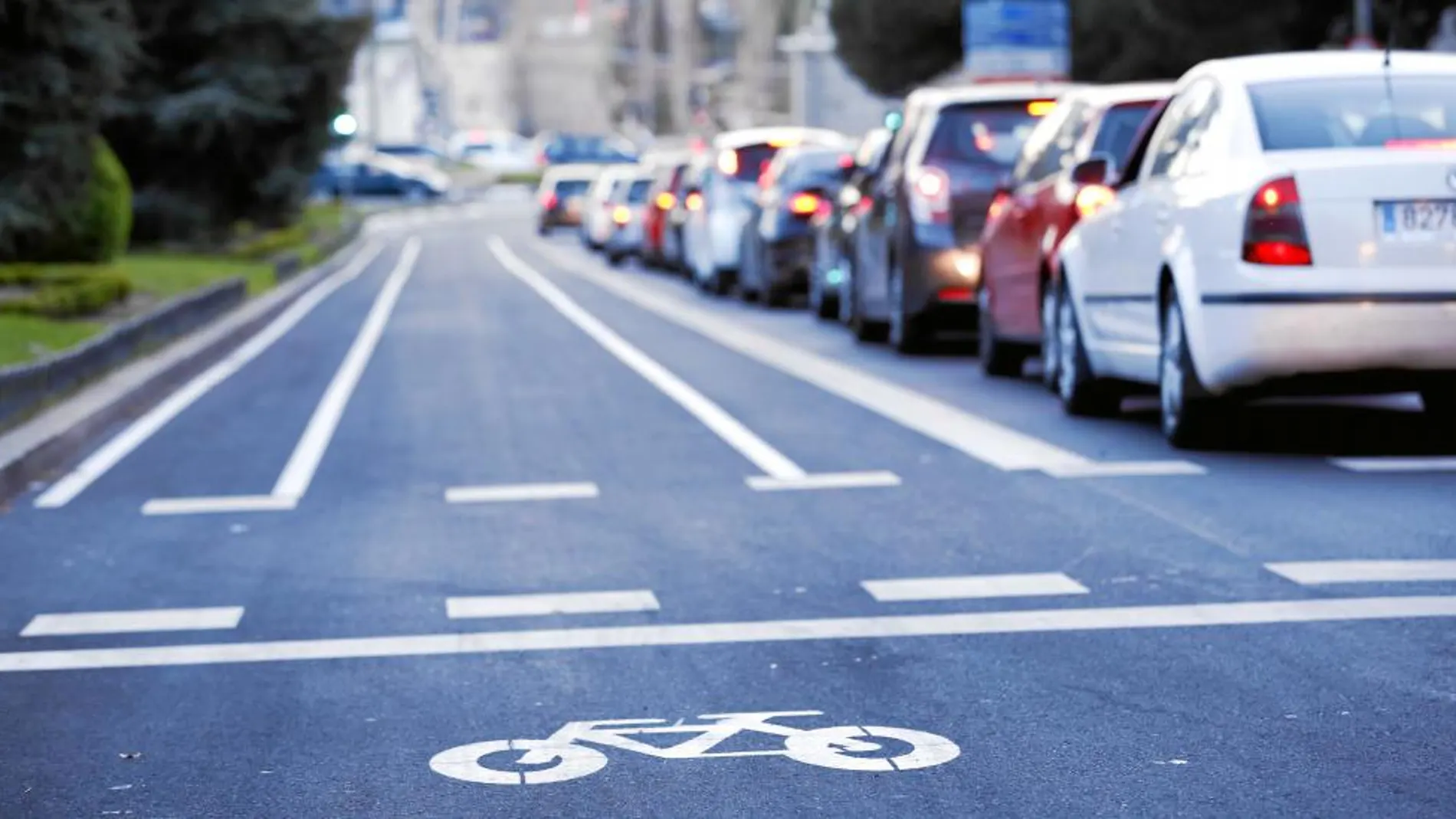 El carril bici de la calle Toledo está situado a la izquierda, «contra la lógica del tráfico», según denuncian sus usuarios. La situación genera inseguridad para los ciclistas