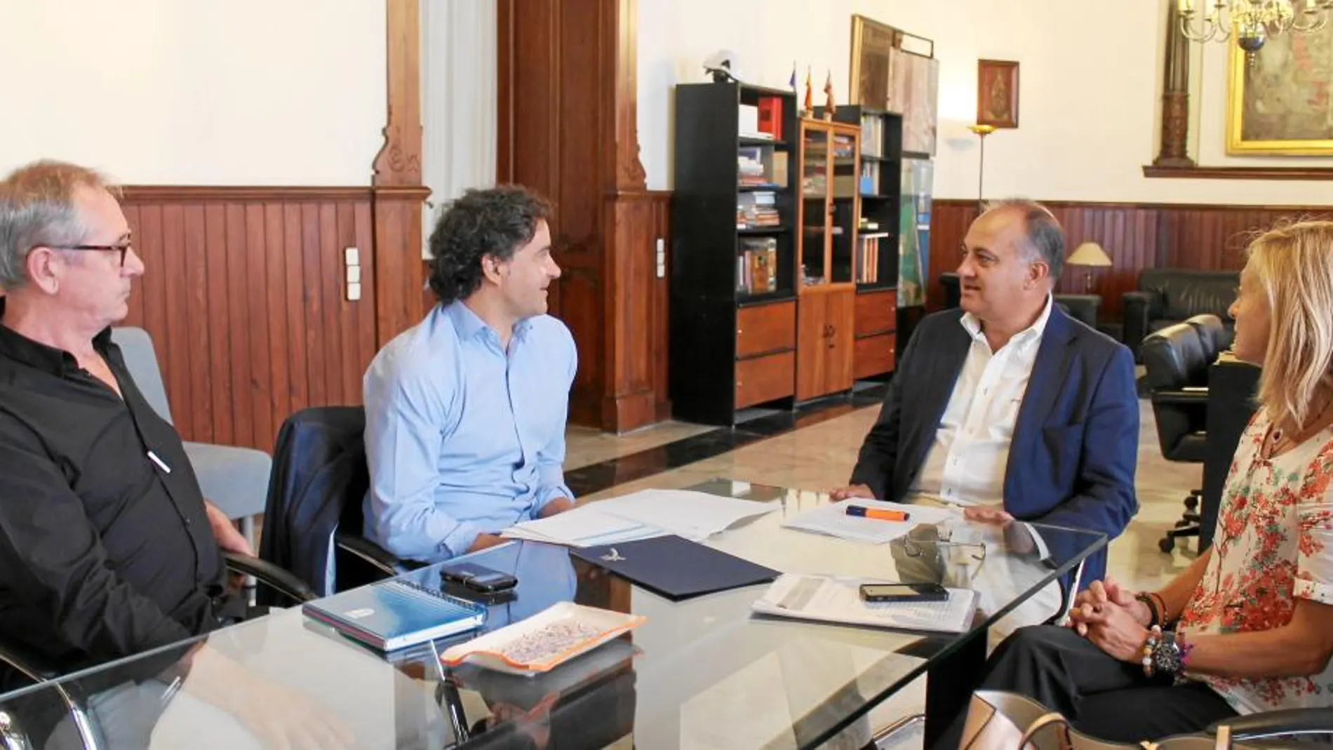 Calabuig y Colomer se reunieron ayer en el Ayuntamiento de Valencia