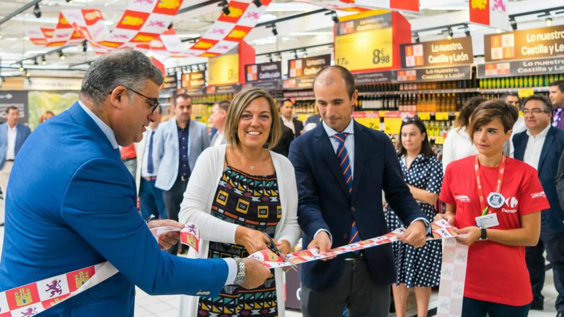 La consejera de Agricultura y Ganadería, Milagros Marcos, inaugura la muestra de productos de Castilla y León en uno de los supermercados de Carrefour de Valladolid