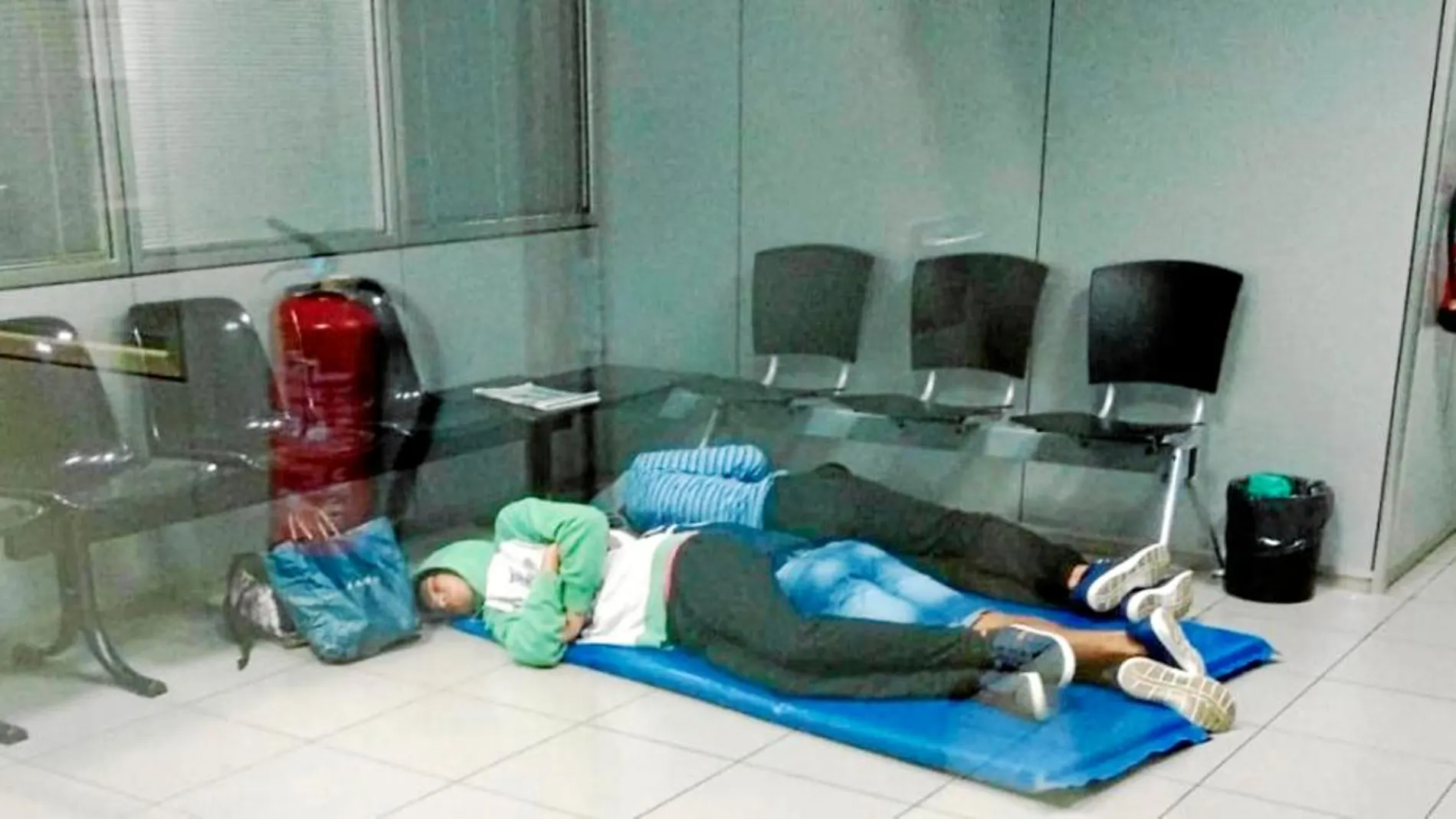 Una imagen demasiado presente en los últimos meses en algunas de las comisarías de los Mossos, con menores no acompañados durmiendo en el suelo