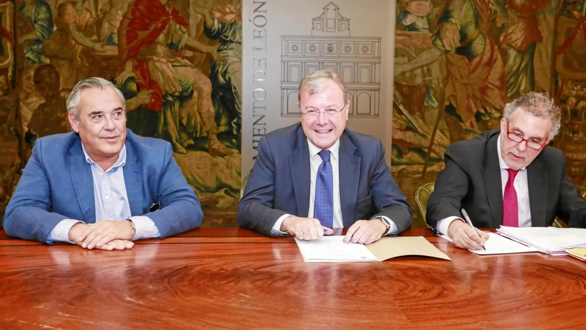 El alcalde de León, Antonio Silván, preside la reunión del Consejo del Diálogo Social celebrada ayer