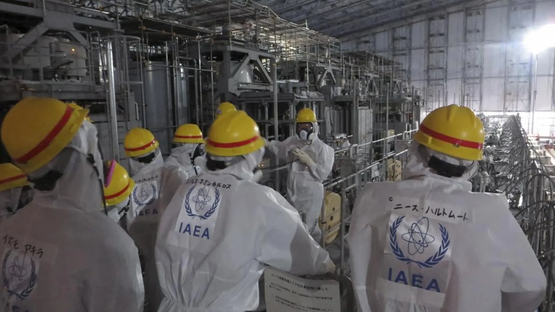Técnicos de la Agencia Internacional de Energía Atómica inspeccionan la central de Fukushima