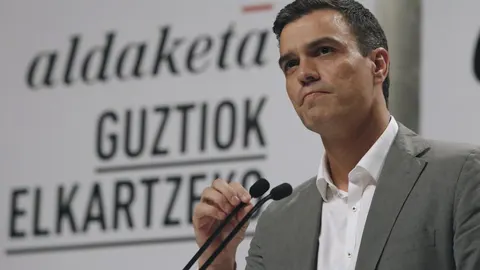 El secretario general del PSOE, Pedro Sánchez, interviene en un acto político de su partido en Eibar, Guipúzcoa