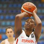 Sancho Lyttle lanza un tiro libre en un partido con España