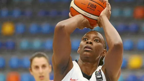 Sancho Lyttle lanza un tiro libre en un partido con España