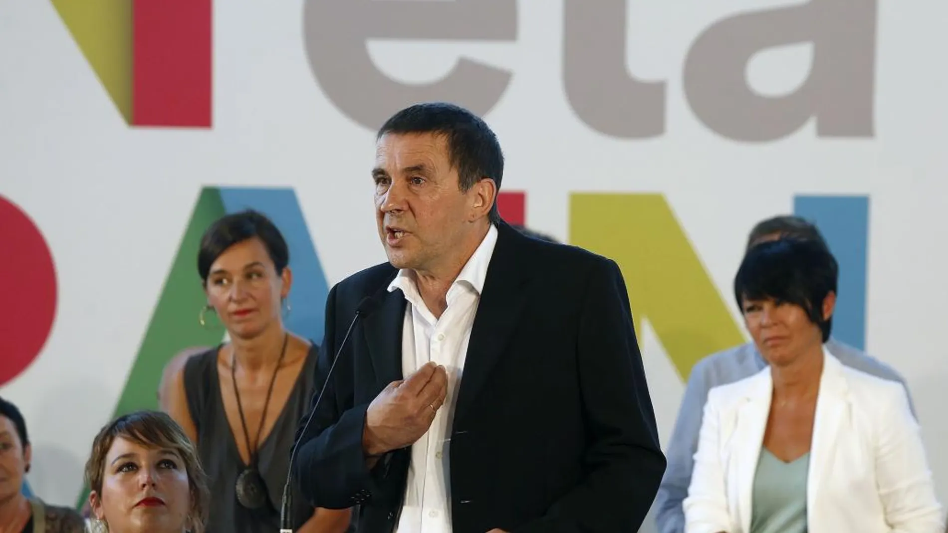 Arnaldo Otegi durante la presentación de la propuesta política de la coalición