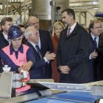 Felipe VI acompañado por el presidente de Castilla y León, Juan Vicente Herrera, y la vicepresidenta del Gobierno, Soraya Sáenz de Santamaría, durante la visita realizada hoy a las nuevas instalaciones de la fábrica de Campofrío en Burgos