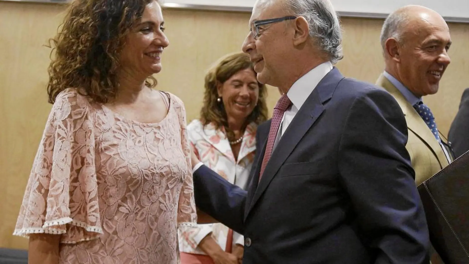 La consejera de Hacienda, María Jesús Montero, junto al ministro del ramo, Cristóbal Montoro