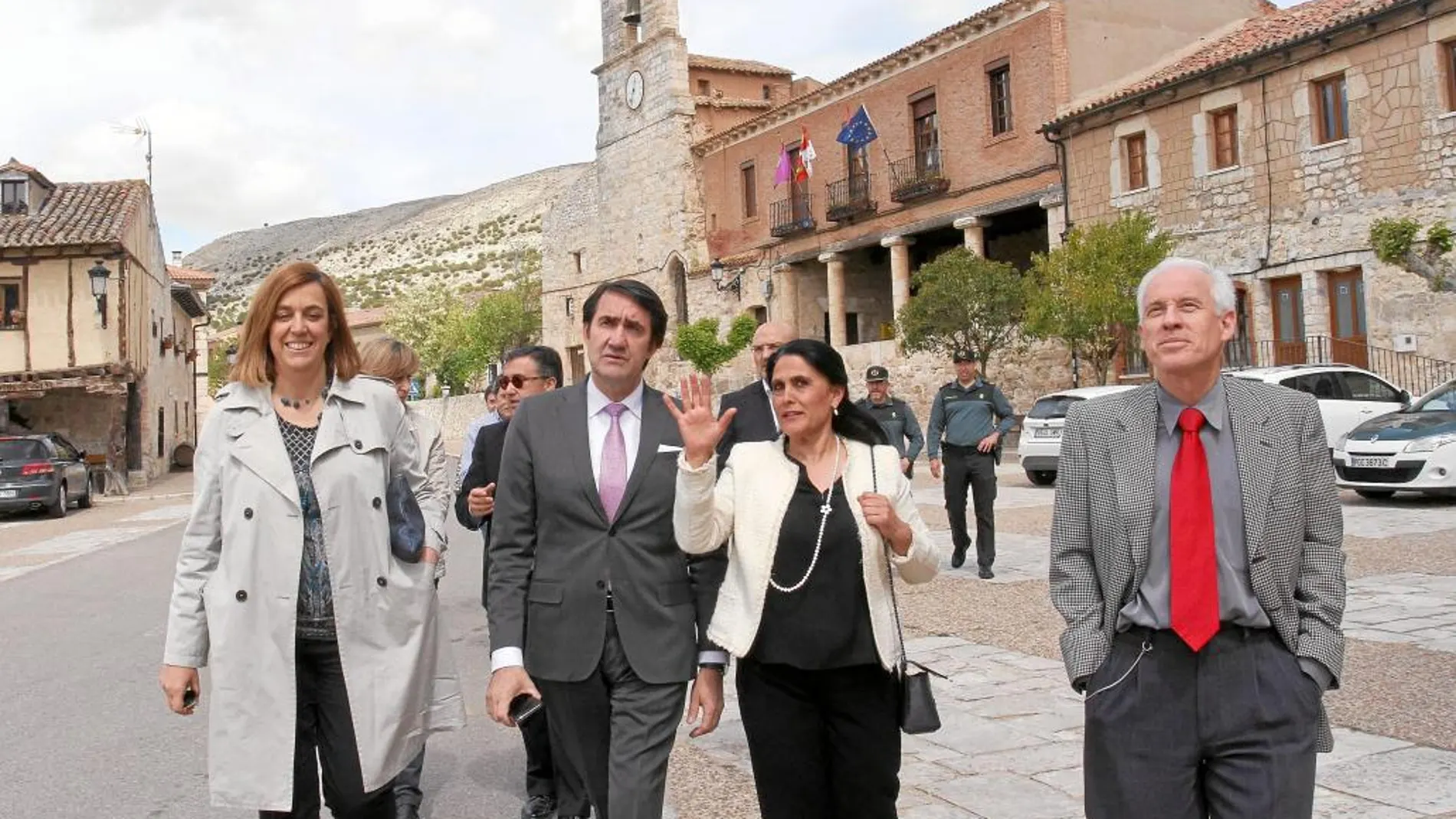 Juan Carlos Suárez-Quiñones junto a Ángeles Armisén, Sara Esteban y Luis Domingo González en Palenzuela