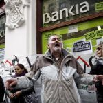 Varios activistas en la puerta de la sucursal de Bankia