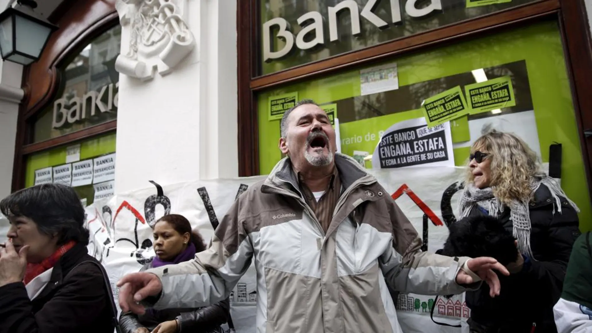 Varios activistas en la puerta de la sucursal de Bankia