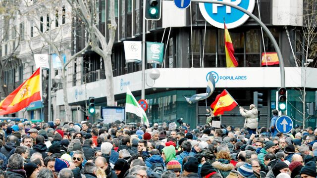 En la primera imagen, los taxistas protestan ante la sede del PP en Génova.