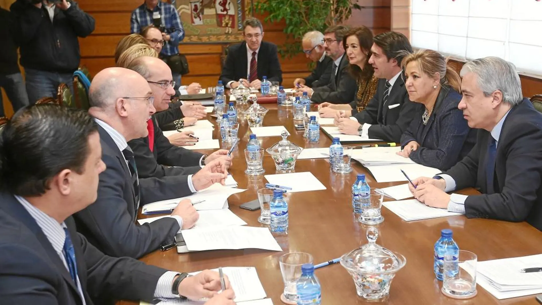 La vicepresidenta, Rosa Valdeón, y Suárez-Quiñones se reúnen con los presidentes de las diputaciones