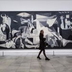 El «Guernica» fue ayer el cuadro más retratado: sigue siendo un imán