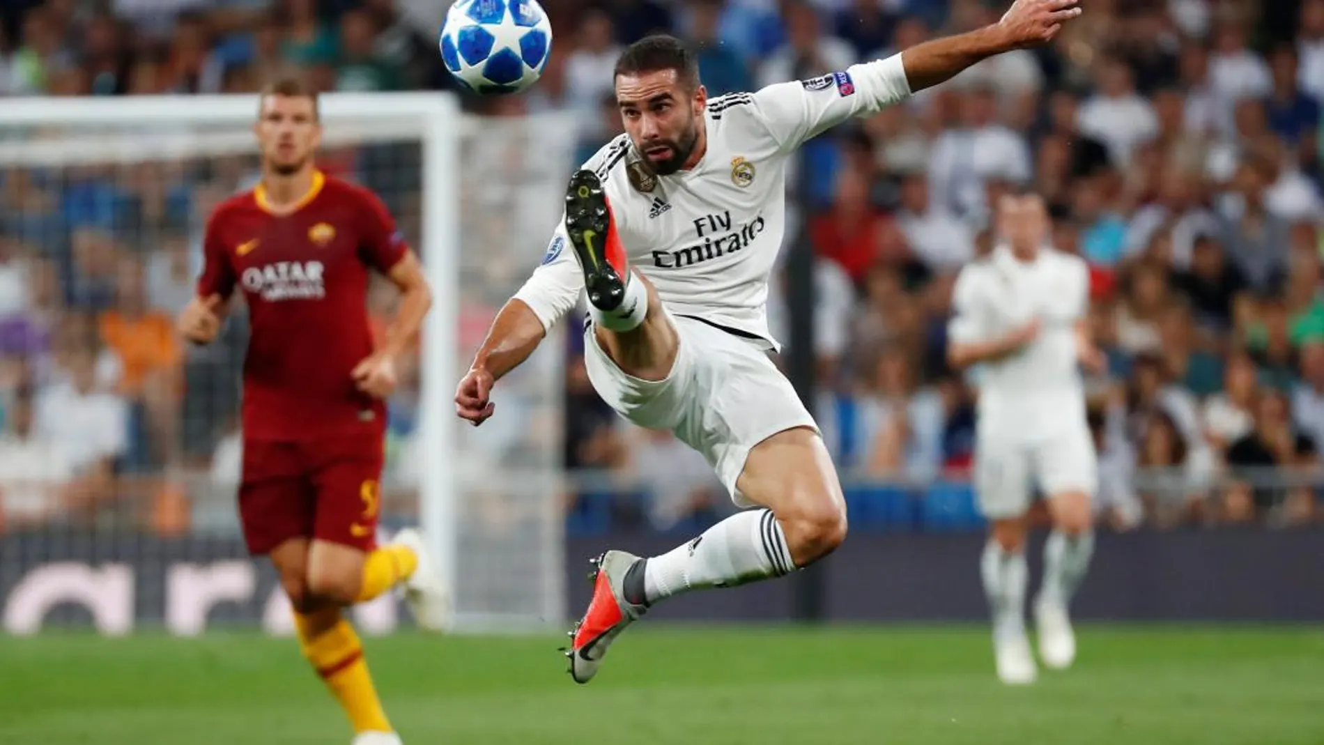 Dani Carvajal intenta controlar un balón. REUTERS/Juan Medina