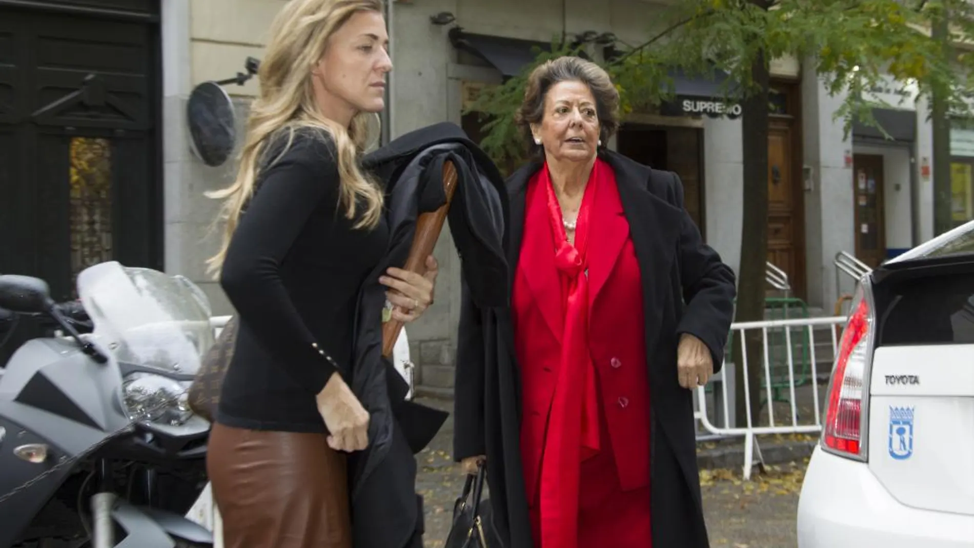 La senadora y exalcaldesa de Valencia por el PP, Rita Barberá, a su llegada esta mañana a la sede del Tribunal Supremo