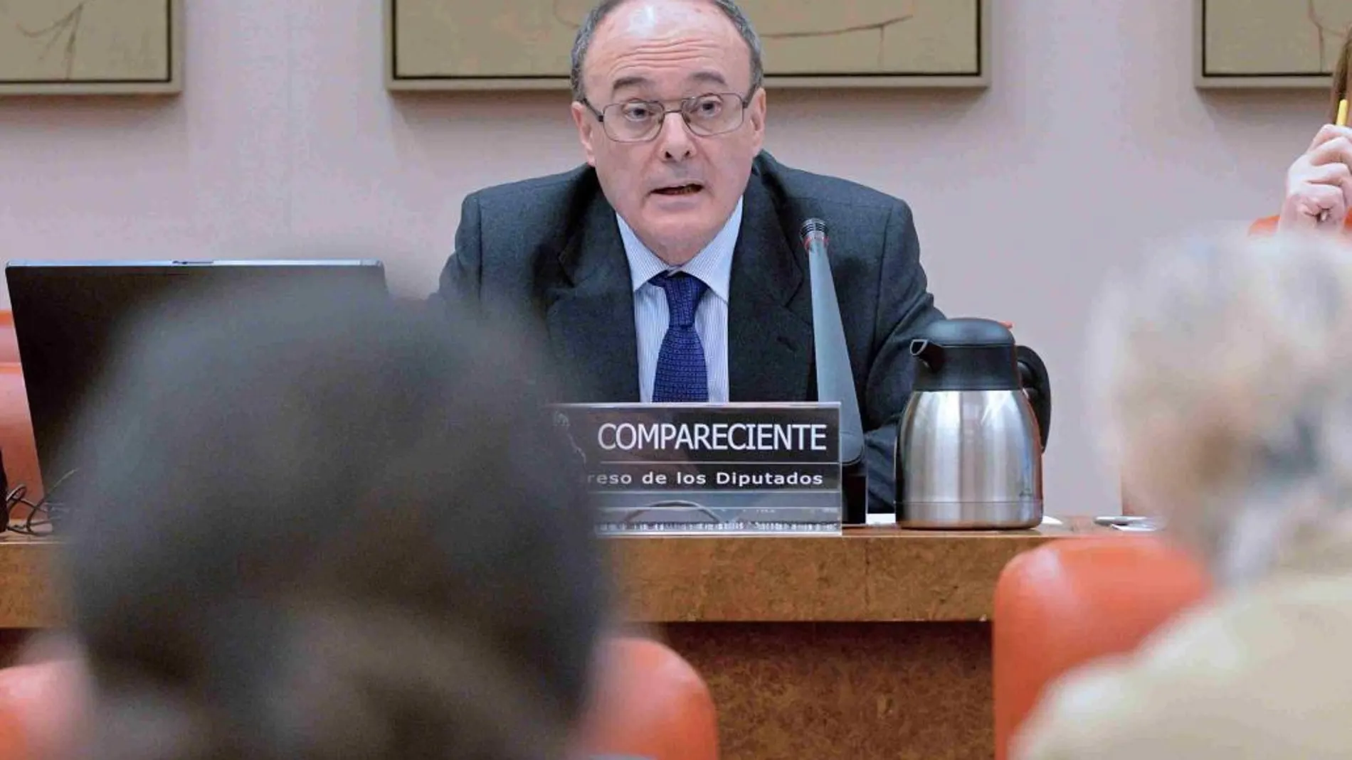 El gobernador del Banco de España, Luis María Linde, durante su comparecencia en la Comisión de Seguimiento y Evaluación de los Acuerdos Pacto de Toledo, hoy en el Congreso.