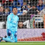 El portero costarricense del Madrid se lamenta tras el gol del Betis