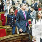 Imagen de Inés Arrimadas y Xavier García Albiol en el Parlament, a la conclusión de una sesión plenaria
