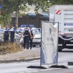 Miembros de los equipos de investigación estudian la zona donde se ha producido una explosión