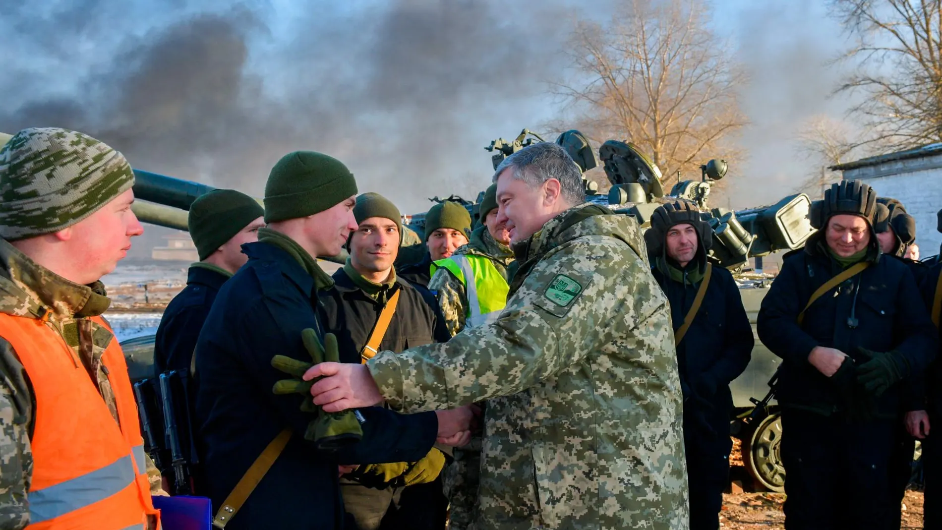 Petro Poroshenko saluda a las tropas desplegadas en la región de Chernihiv/Foto: Reuters