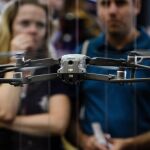 Visitantes observan la demostración de un dron en la Feria de Tecnología IFA de Berlín (Alemania) / Efe