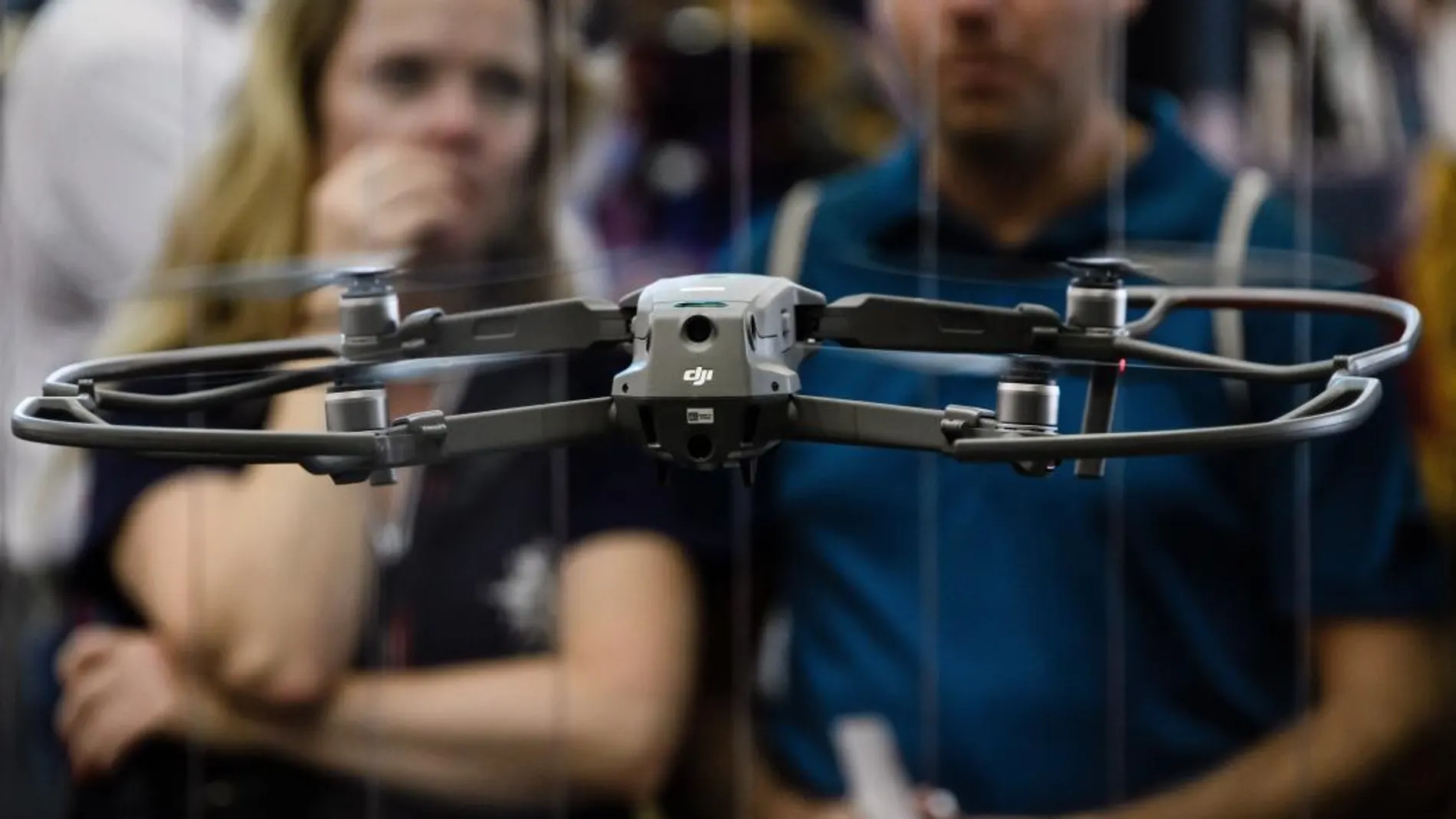 Visitantes observan la demostración de un dron en la Feria de Tecnología IFA de Berlín (Alemania) / Efe