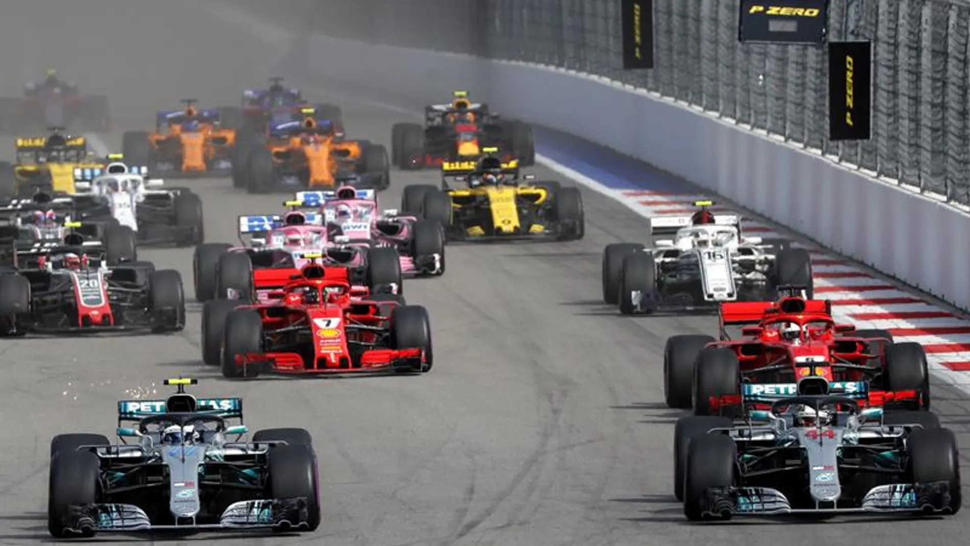 Hamilton «hunde» a Vettel