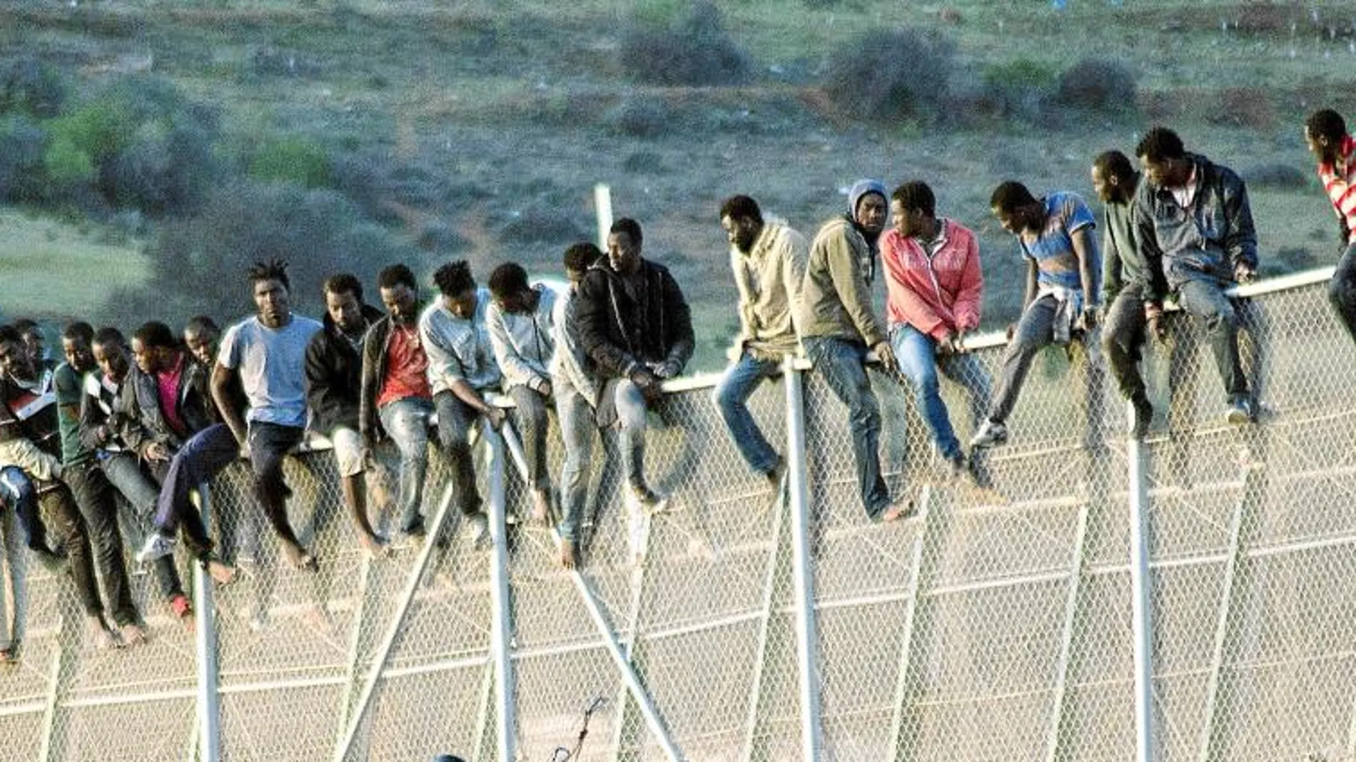 Imagen de uno de los numerosos asaltos que ha sufrido la valla de Melilla durante los últimos años / Reuters