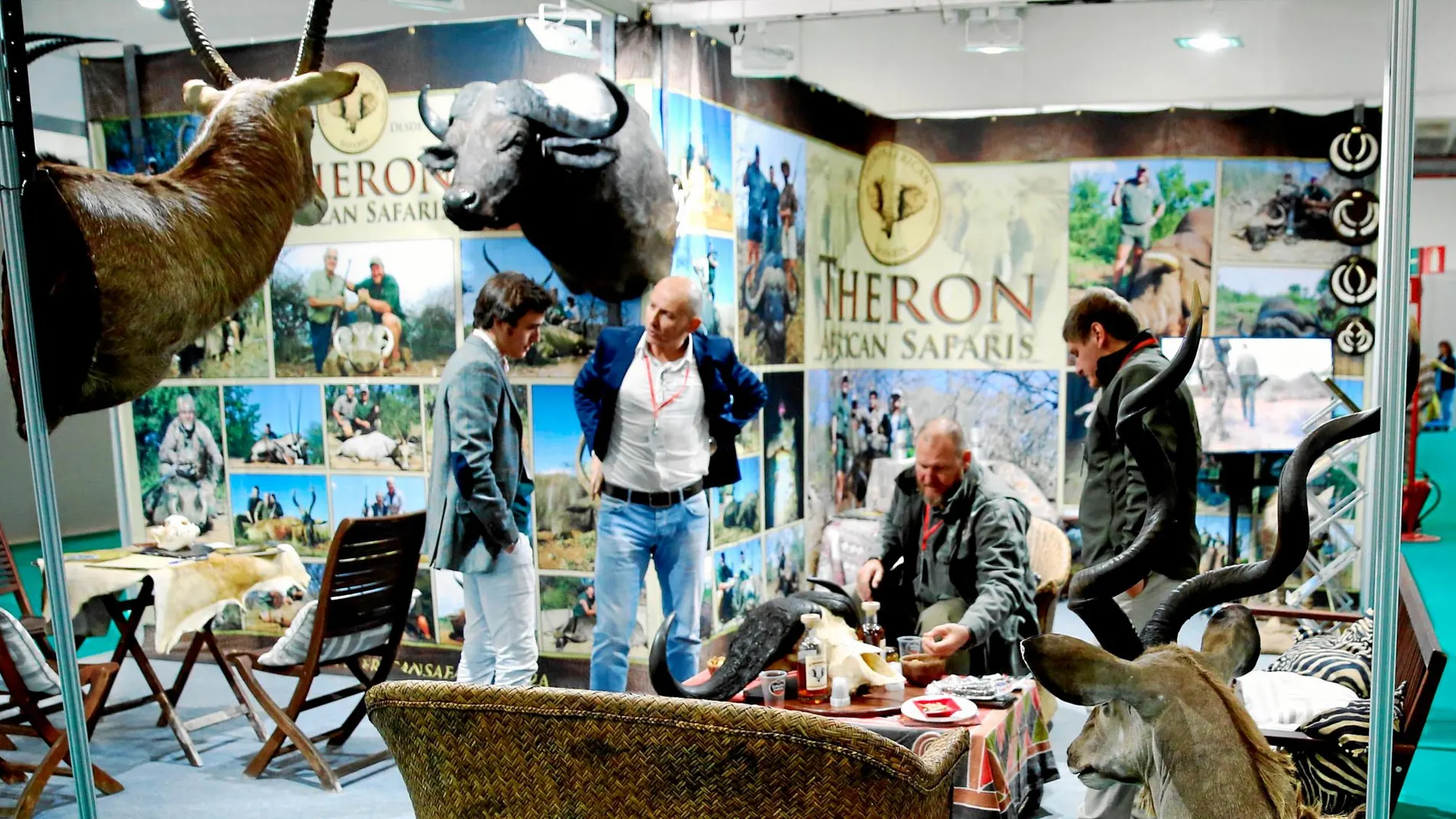 Un grupo de visitantes, ayer, durante el día de apertura de la feria Cinegética 2019. Foto: Rubén Mondelo
