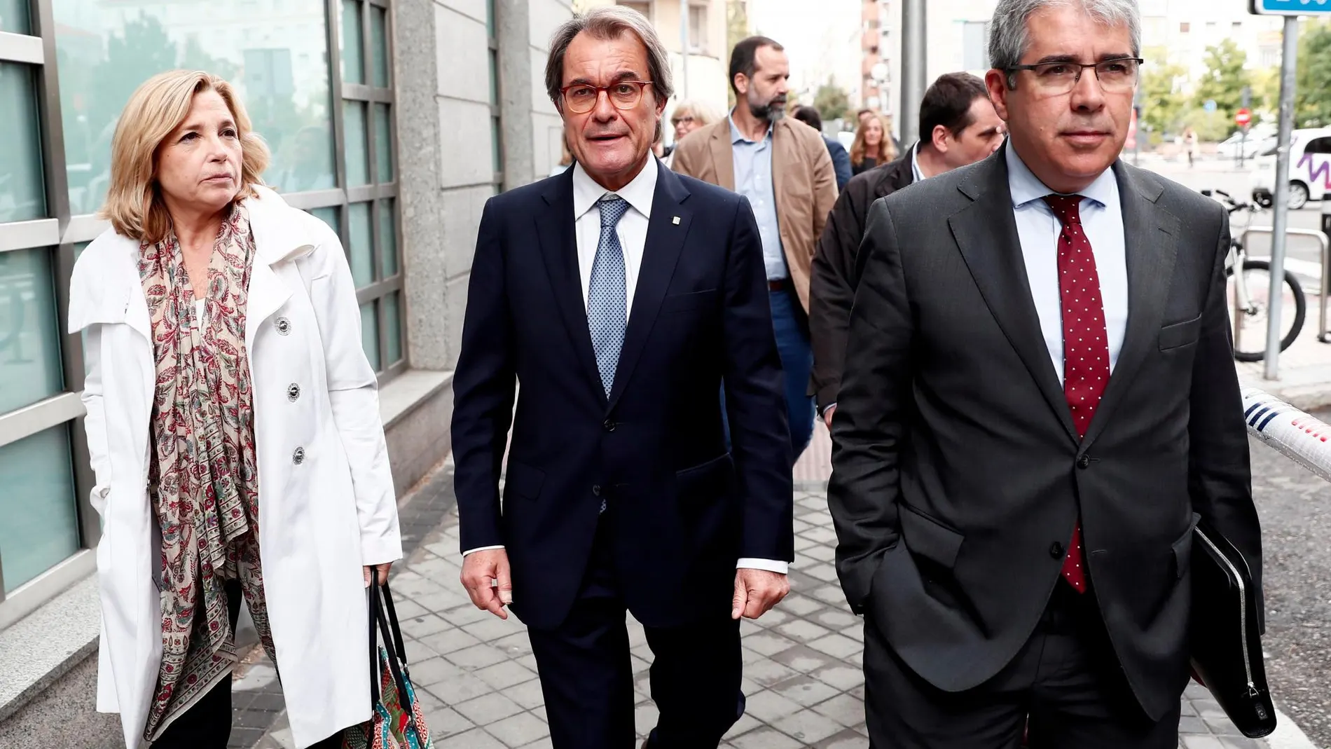 Artur Mas, flanqueado por Joana Ortega y Francesc Homs