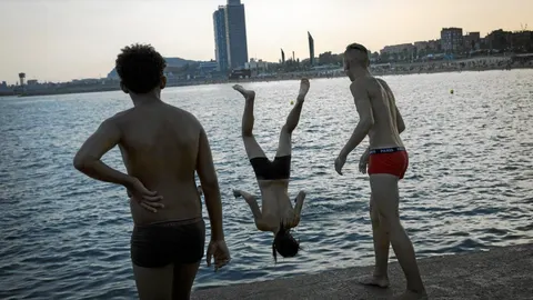 IMagen de una playa barcelonesa durante una ola de calor