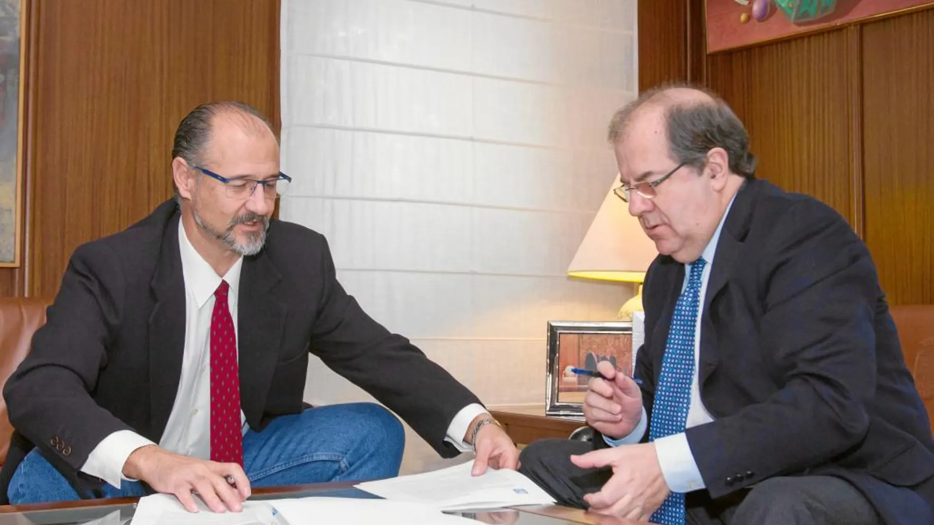 Juan Vicente Herrera y Luis Fuentes suscriben el acuerdo