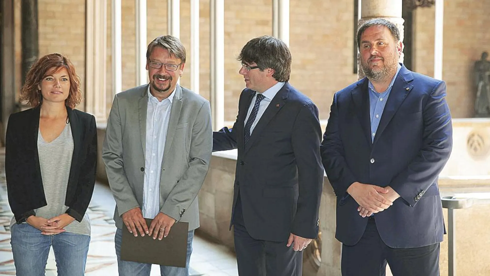Imagen de la recepción de Carles Puigdemont a Xavier Domènech, ayer en el Palau de la Generalitat