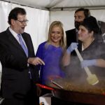 El presidente del Gobierno, Mariano Rajoy (2i), y la presidenta de la Comunidad de Madrid, Cristina Cifuentes (c), visitan la cocina donde se prepara la cena de Navidad del PP de Madrid