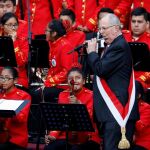 El presidente de Perú, Pedro Pablo Kuczynski, se animó a tocar la flauta con una orquesta sinfónica infantil en el patio del Palacio de Gobierno, tras tomar el juramento a su gabinete ministerial.